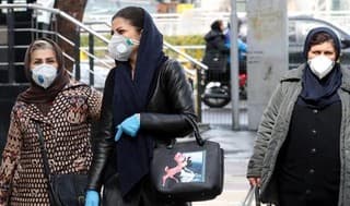 Mujeres utilizan máscaras de protección en Teherán