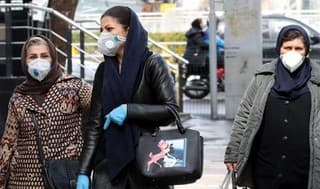 Mujeres utilizan máscaras de protección en Teherán