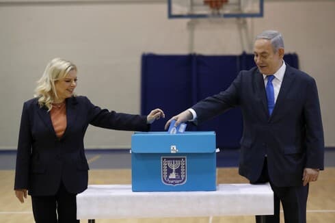 El primer ministro Netanyahu deposita su voto en marzo de 2020. 