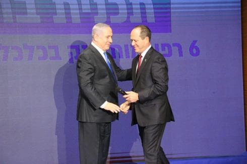 Netanyahu y Nir Barkat quitan el velo del programa financiero del Likud (Foto: Moti Kimchi) Netanyahu con Nir Barkat
