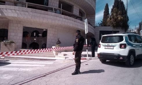 La policía palestina cierra el área alrededor del Hotel Angel en Beit Jala, ante la sospecha de coronavirus