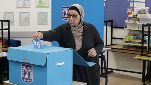 Una mujer árabe ejerce su derecho al voto en las últimas elecciones israelíes. 
