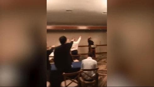 Momento en que alumnos de la preparatoria de California hacen el saludo nazi