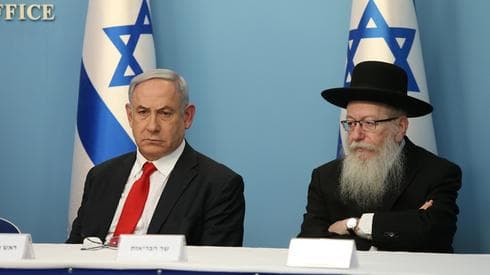 El primer ministro Benjamin Netanyahu y el ministro de salud Yaakov Litzman informan sobre la situación (Amit Shaabi) El primer ministro Benjamin Netanyahu y el ministro de salud Yaakov Litzman informan sobre la situación