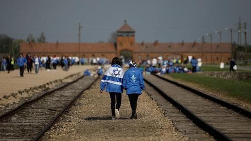 Jóvenes judíos en el campo de exterminio de Auschwitz. 