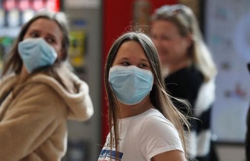 Mujeres con máscaras de protección en el aeropuerto Ben Gurión