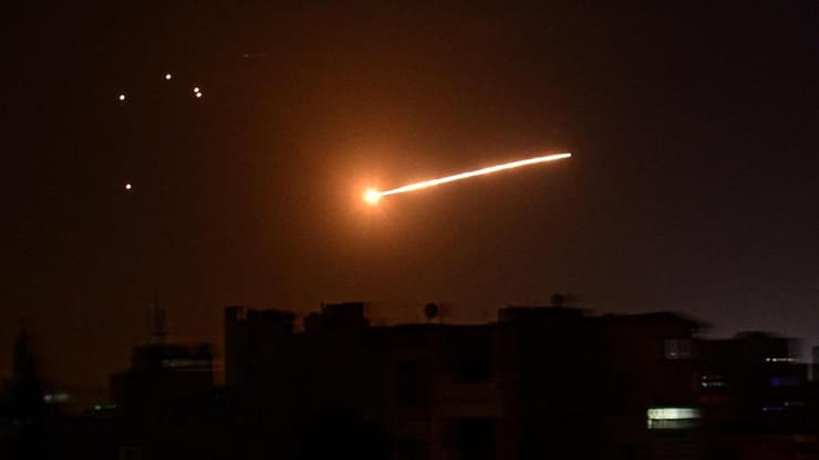 Lanzamiento de un cohete sirio contra aviones durante un ataque. Israel también ataca instalaciones del ejército sirio Lanzamiento de un cohete sirio contra aviones durante un ataque. Israel también ataca instalaciones del ejército sirio
