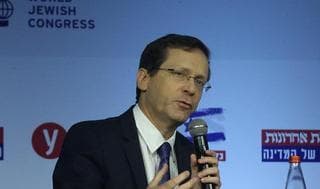  Isaac Herzog: "Hemos conformado un equipo especial para examinar de inmediato las necesidades esenciales de la comunidad judía en Italia"