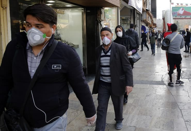 Gente con barbijos en la capital iraní 