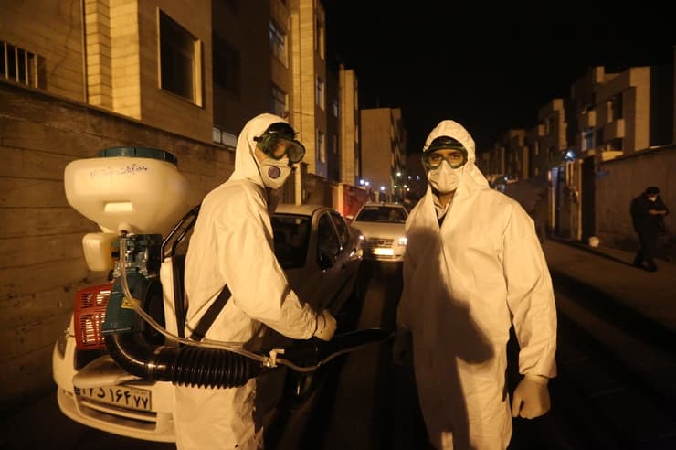 Bomberos iraníes desinfectan las calles de Tehrán
