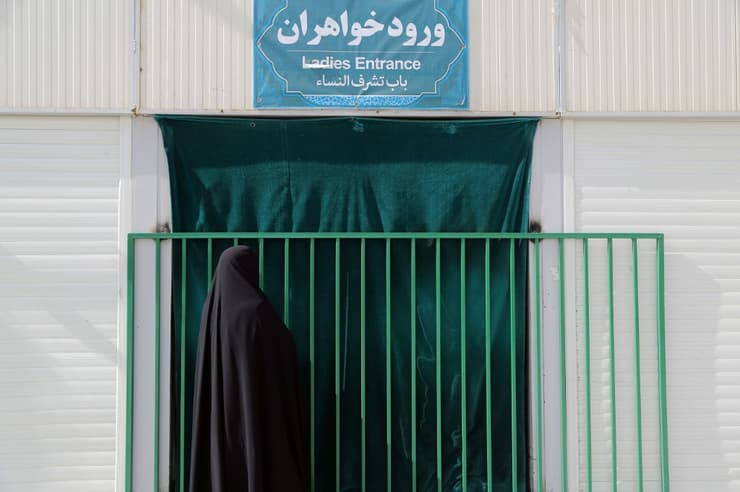 Las puertas cerradas del templo Fatima de Masumeh en Qom 