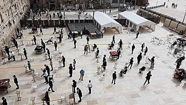 Visitantes y fieles respetan las medidas tomadas en el Muro de los Lamentos para prevenir la propagación del coronavirus 