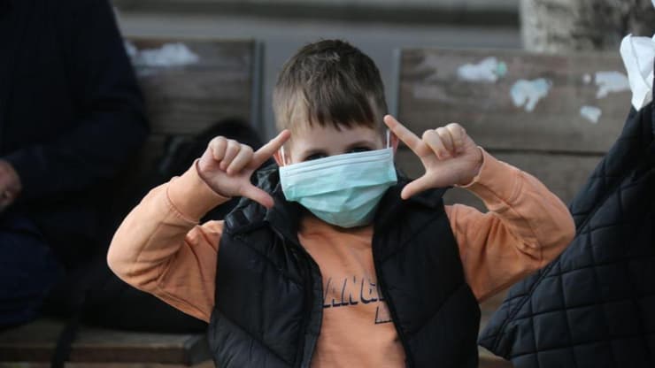 Un niño en Tel Aviv con una mascarilla de protección 