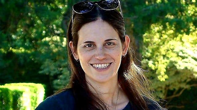 "El kibutz es abierto y acepta bastante al que es diferente, pero todavía me siento una excepción" (Tali Levinsky) "El kibutz es abierto y acepta bastante al que es diferente, pero todavía me siento una excepción"