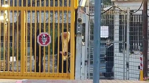 La puerta de Kiriat Yearim se encuentra cerrada debido al gran brote de coronavirus. (Maor Nahum) La puerta de Kiriat Yearim se encuentra cerrada debido al gran brote de coronavirus