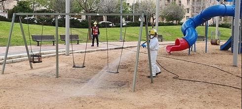 Desinfectan una plaza de juegos en Modi'ín. (Servicio de bomberos y rescate de Israel) Desinfectan una plaza de juegos en Modi'ín