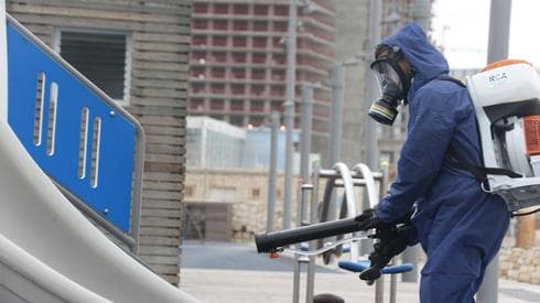 Desinfección de espacios públicos en Bat Yam