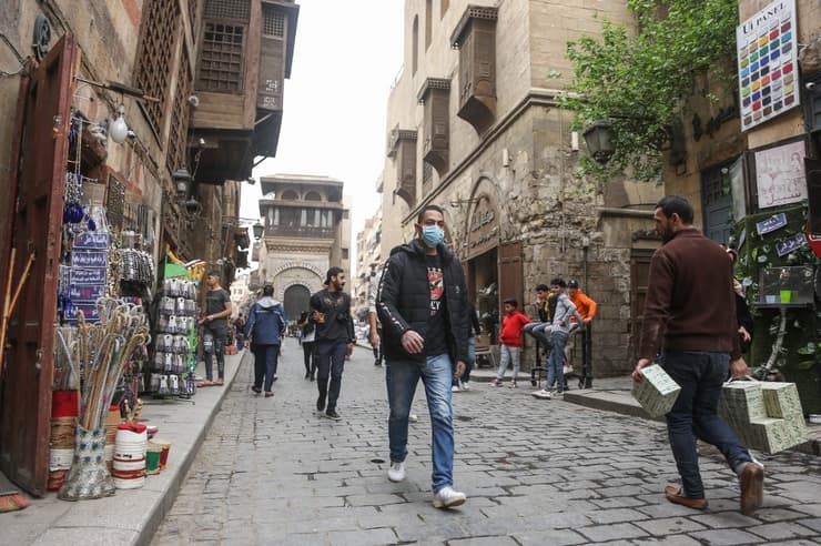 La gente se protege con barbijos en las calles de Egipto. 