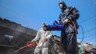 Operativo de desinfección en las calles de Gaza. 