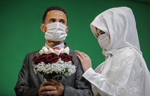 Sesión fotográfica con barbijos de un casamiento en Irán. 