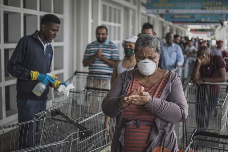 Largas colas para ingresar al supermercado en Sudáfrica. 