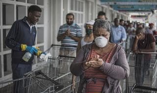 Largas colas para ingresar al supermercado en Sudáfrica. 
