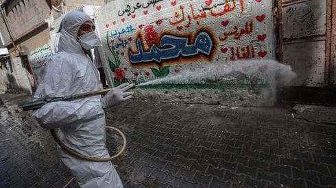 Operativo de desinfección en las calles de Gaza.