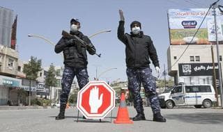 Fuerzas de seguridad palesetina controlan la entrada a principal a Hebrón. 