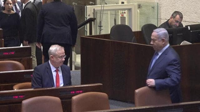 Netanyahu y Gantz, en la Knesset, en camino hacia un gobierno de unidad. (Knesset Channel) Netanyahu y Gantz, en la Knesset, en camino hacia un gobierno de unidad.