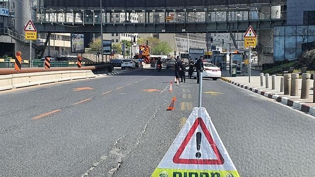 Una barrera a la entrada de la ciudad de Ramat Gan, frente a la Bolsa de Diamantes. 