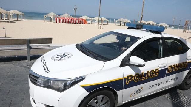 La policía vigila que se cumplan las normas en la Rambla de Tel Aviv. 