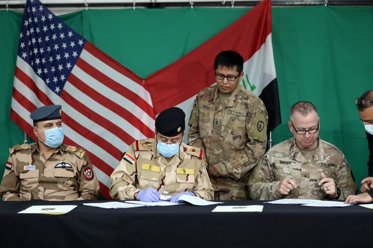 Los jefes militares de Irak y de Estados Unidos firman la retirada de las tropas estadounidenses. (AFP) Los jefes militares de Irak y de Estados Unidos firman la retirada de las tropas estadounidenses.