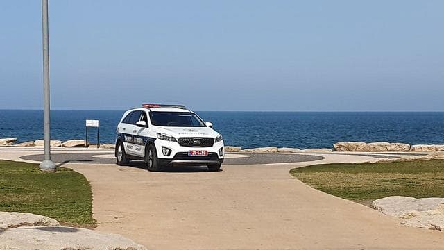 Apenas un móvil policial en la rambla de Tel Aviv.