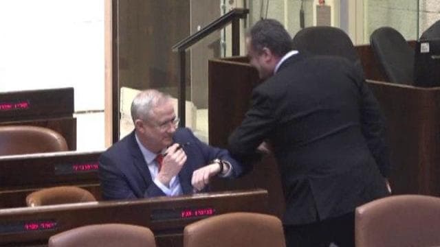 Israel Katz y Beni Gantz en la Kneset. ¿Se nombrará a Katz (que ahora encabeza Relaciones Exteriores) ministro de Hacienda? (Knesset Channel) Israel Katz y Beni Gantz en la Kneset. ¿Se nombrará a Katz (que ahora encabeza Relaciones Exteriores) ministro de Hacienda?