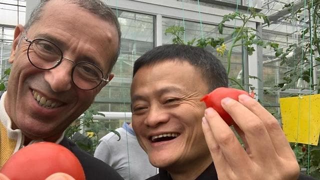 El embajador israelí en China, Zvi Heifetz, con el fundador de Alibaba, Jack Ma. (Ynet) El embajador israelí en China Zvi Hafetz con el fundador de Alibaba, Jack Ma.