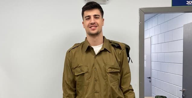 Deni Avdija posa por primera vez con el uniforme militar. 
