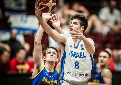 Abadia juega la Euroliga en Maccabi Tel Aviv y fue campeón de europa con la selección israelí. 