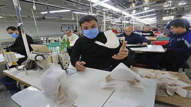 Trabajadores de la fábrica que exporta de Gaza a Israel. 
