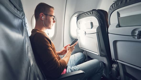 "Estamos viendo una caída del 70 al 80% en la demanda de nuestros servicios", argumentan en el sector. (Gettyimages) Pasajero en avión.