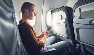 Pasajero en avión. 