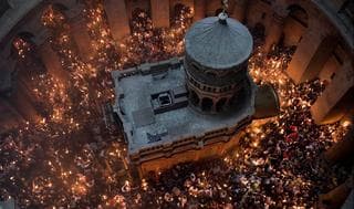 Archivo: La ceremonia del Fuego Sagrado en la Iglesia del Santo Sepulcro. 