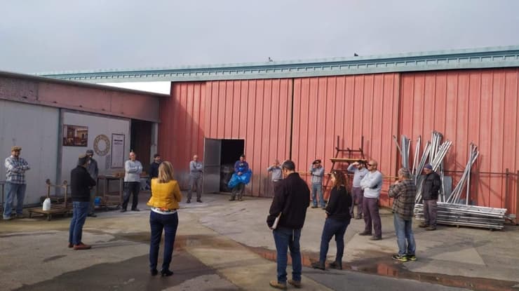 Trabajadores del kibutz Lavi se reunen manteniendo el distanciamiento social. 