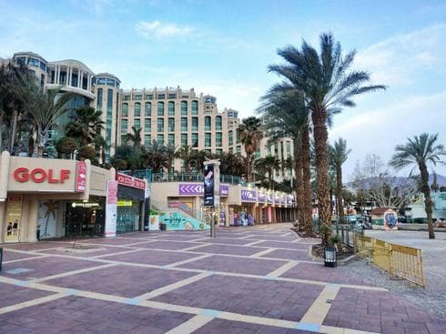 Reabrieron hoteles y restaurantes de Eilat, la ciudad turística del extremo sur de Israel. (Meir Ohayon) El paseo marítimo de Eilat está vacío y sus tiendas están cerradas.