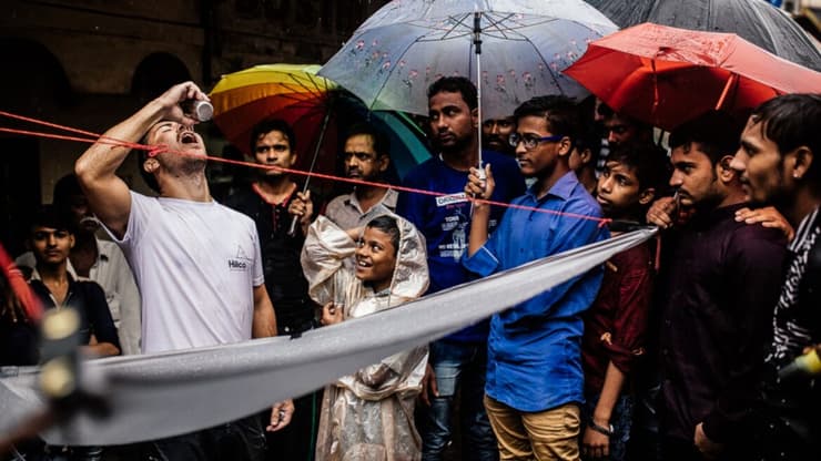 Moshé Belilty, uno de los cofundadores de Hilico, usa el dispositivo de recolección de agua de lluvia para ayudar a los residentes de Mumbai a cosechar. 