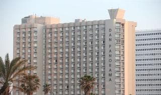 Más de 500 pacientes con síntomas leves de coronavirus se alojan en el hotel Dan Panorama de Tel Aviv. 