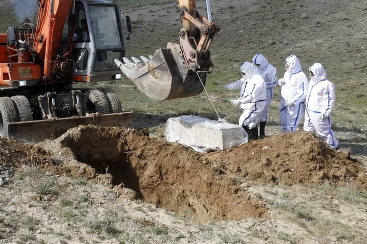 Operarios municipales entierran el cuerpo de una víctima en las afueras de la provincia de Herat, al oeste de Kabul, Afganistán. (AP) Operarios municipales entierran el cuerpo de una víctima en las afueras de la provincia de Herat, al oeste de Kabul, Afganistán.