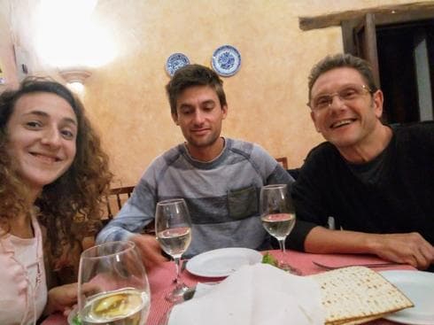 Los israelíes varados en Cuenca recibieron regalos de la comunidad judía local. (Gentileza) Los israelíes varados en Cuenca recibieron regalos de la comunidad judía local.