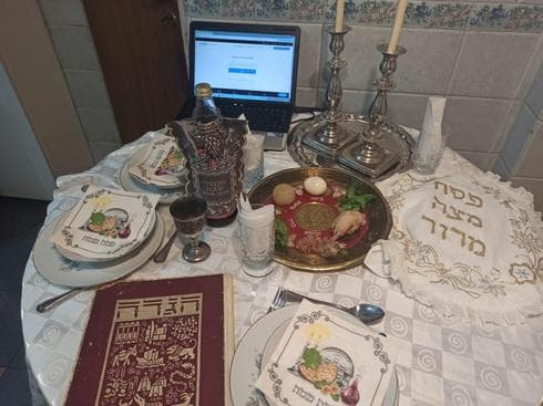 La mesa lista y la computadora preparada para la videollamada, una postal repetida de los israelíes en Sudamérica. (Gentileza) Los israelíes varados en Cuenca recibieron regalos de la comunidad judía local.