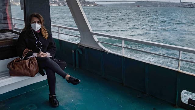 Una mujer viaja con barbijo en un ferry de Estambul. 