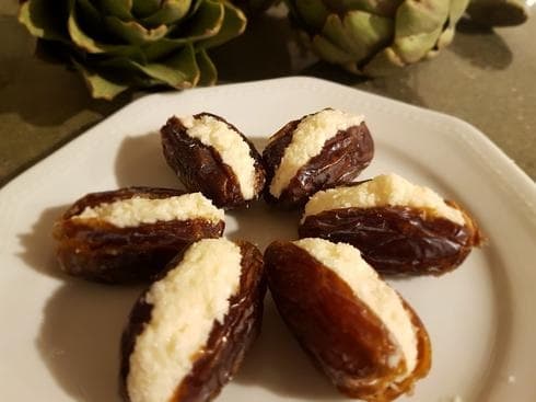 Con 100 gramos de coco y 130 de leche condensada se pueden rellenar 20 dátiles. (Maia Ruzman) comida saludable